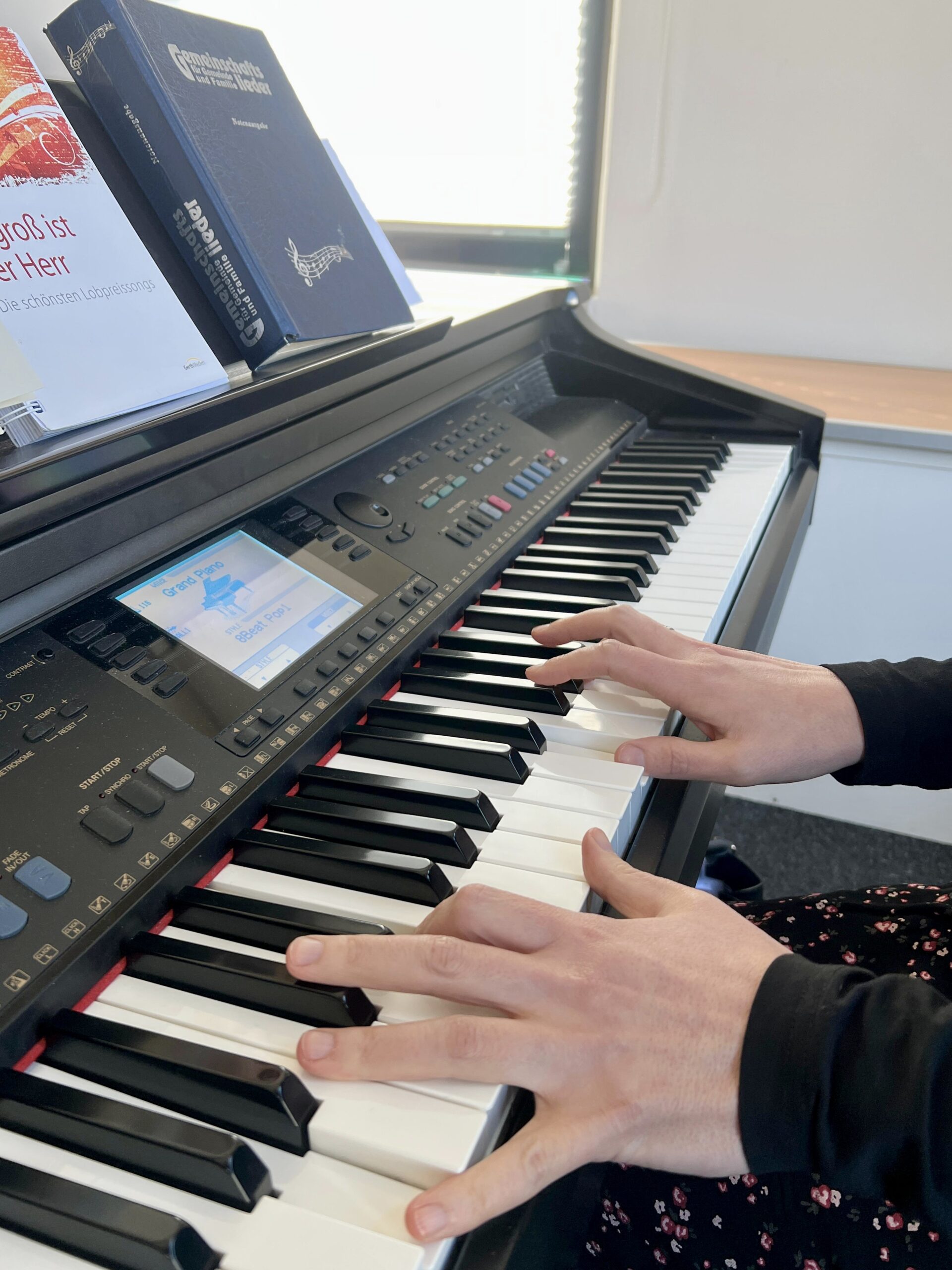 Gottesdienst Klavier Frau Hände